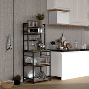 Schmales Küchenregal im Industrial-Design mit schwarzem Metallrahmen und Holzablagen, mit Hakenleiste, Gläsern, Geschirr und kleinem Ofen in einer modernen Küche; Perspektive: seitliche Frontansicht leicht von links.