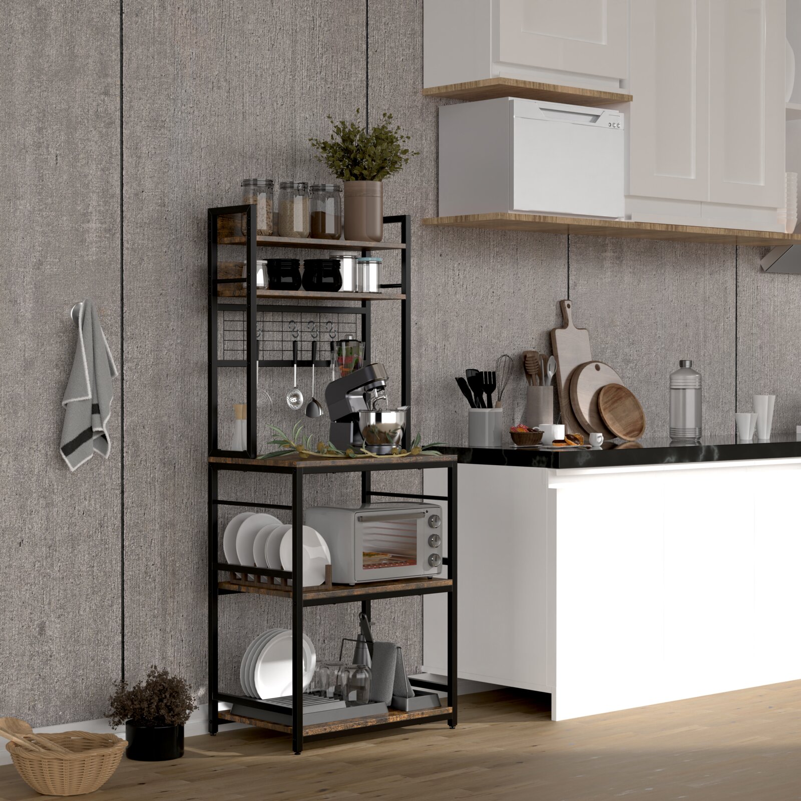 Schmales Küchenregal im Industrial-Design mit schwarzem Metallrahmen und Holzablagen, mit Hakenleiste, Gläsern, Geschirr und kleinem Ofen in einer modernen Küche; Perspektive: seitliche Frontansicht leicht von links.