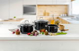 Topfset Elegance Line 4-teilig in einer modernen Küche, frontal fotografiert, umgeben von frischen Zutaten wie Tomaten, Zwiebeln und Gewürzen.