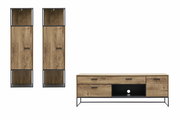 Frontale Ansicht eines modernen Stand- und Hängeelement-Sets aus Holz und Metall mit zwei hohen Schränken und einem niedrigen TV-Schrank.