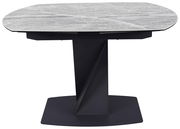 Moderner Esstisch mit grauer Marmoroptik-Tischplatte und schwarzem, geometrischem Sockel, seitliche Perspektive