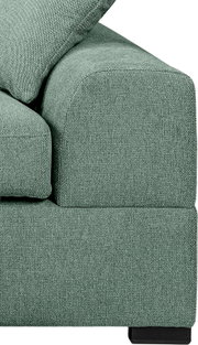Detailaufnahme eines grünen Stoffsofas mit Armlehne und Kissen, seitliche Perspektive