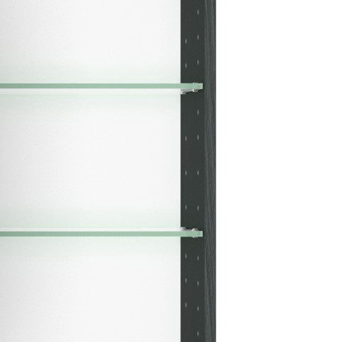 Detailansicht eines Spiegelschranks mit Glasregalen und dunklem Rahmen von der Seite.
