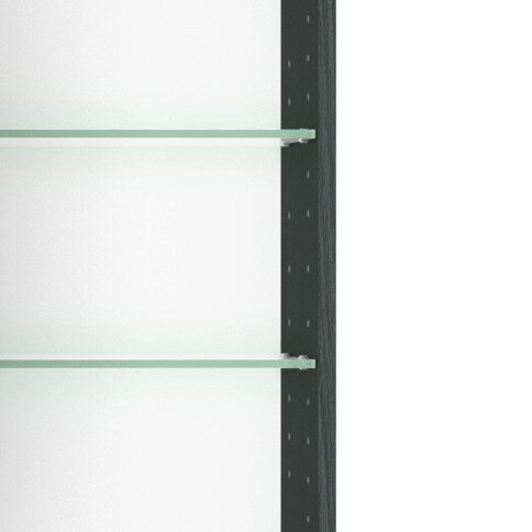 Detailansicht eines Spiegelschranks mit Glasregalen und dunklem Rahmen von der Seite.
