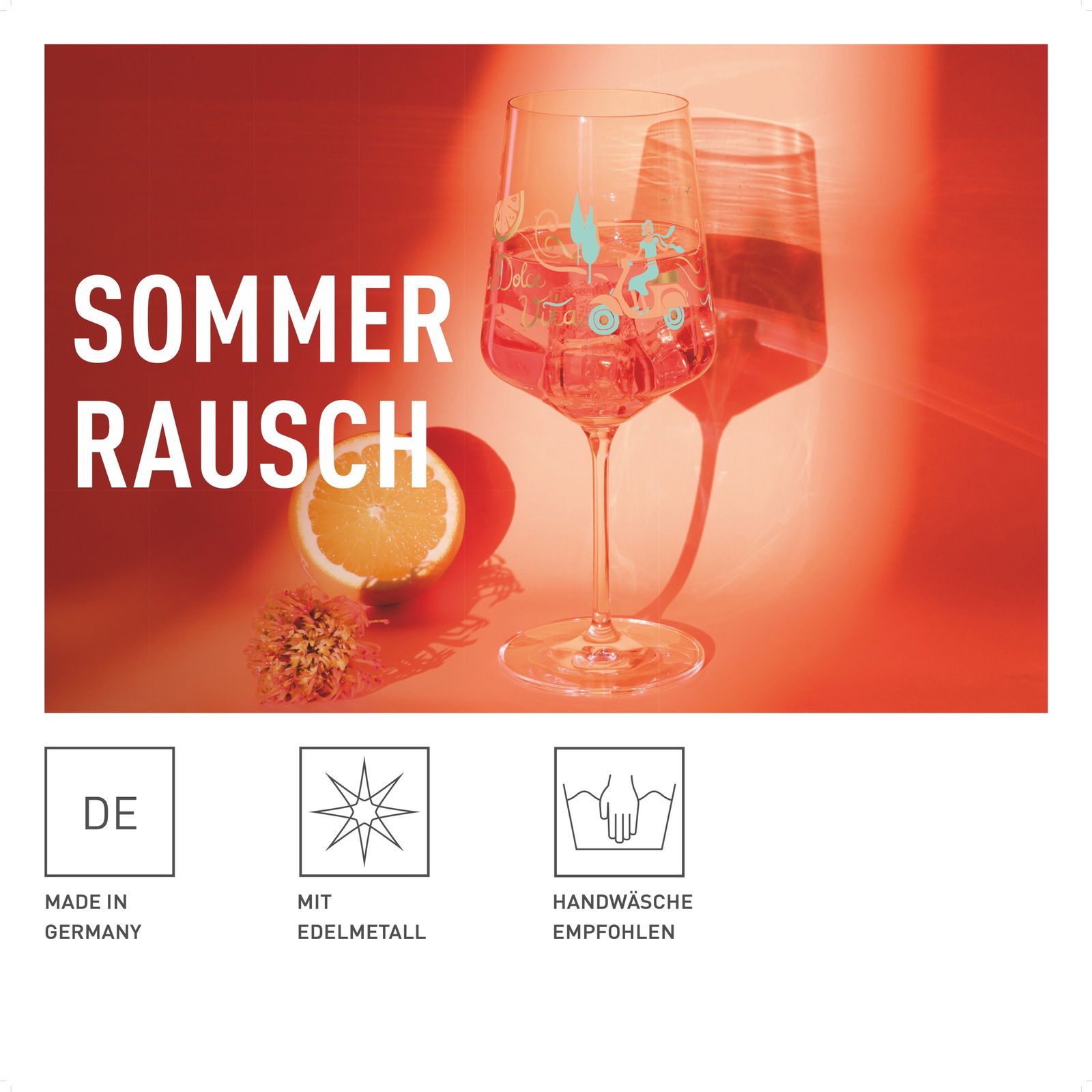 Weinglas mit sommerlichem Design, dekoriert mit Illustrationen und einer Orange im Hintergrund, seitliche Perspektive.