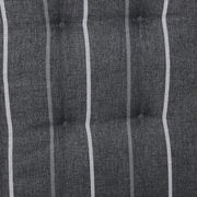 Nahaufnahme einer grauen Sesselauflage mit weißen Streifenmuster