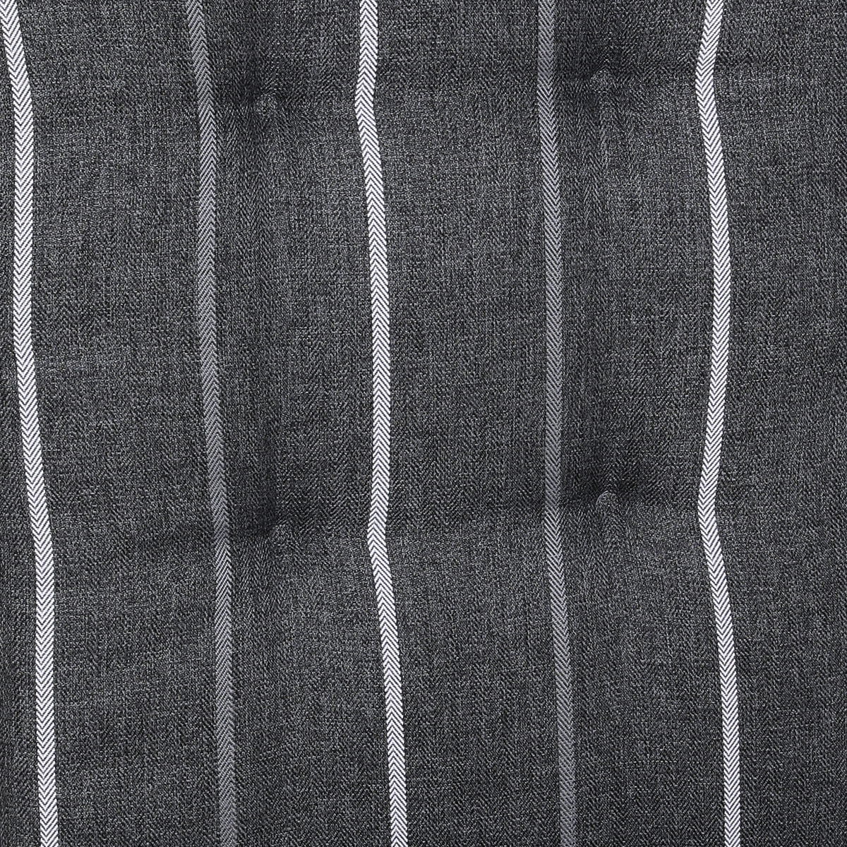 Nahaufnahme einer grauen Sesselauflage mit weißen Streifenmuster