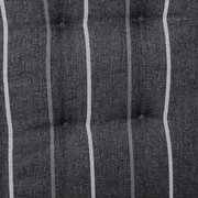 Close-up van een grijze fauteuilbekleding met een wit streepjespatroon