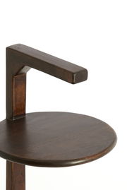 Nahaufnahme eines modernen Beistelltisches aus dunklem Holz mit runder Tischplatte und einem markanten, rechtwinkligen Griff.