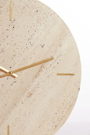 Nahaufnahme einer eleganten Uhr mit einem Zifferblatt aus hellem Naturstein und goldenen Zeigern, frontal betrachtet.