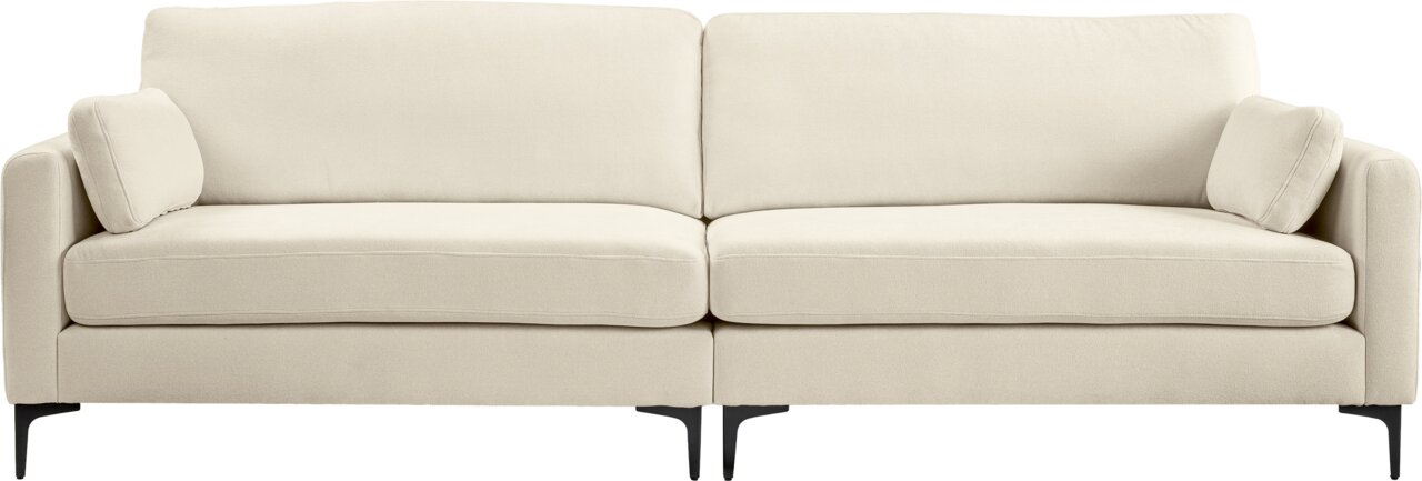 Beiges 2-Sitzer-Sofa mit Stoffbezug, zwei Sitz- und Rückenkissen, seitlichen Armlehnenkissen und schwarzen Metallfüßen, frontal von vorne freigestellt