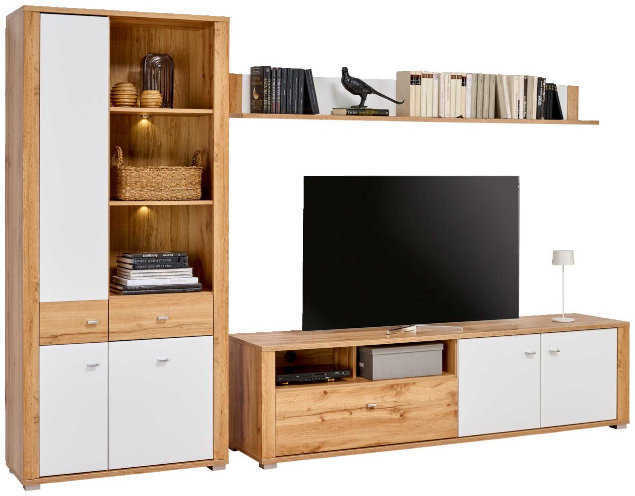 Wohnwand in Holzoptik mit weißen Türen, bestehend aus einem hohen Regal mit Beleuchtung und einem TV-Schrank, seitliche Perspektive