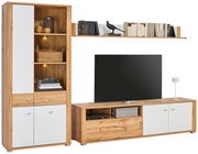 Wohnwand in Holzoptik mit weißen Türen, bestehend aus einem hohen Regal mit Beleuchtung und einem TV-Schrank, seitliche Perspektive