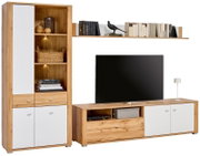 Wandmeubel in houtlook met witte deuren, bestaande uit een hoge kast met verlichting en een tv-meubel, zijaanzicht
