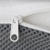 Nahaufnahme eines EaZzzy Toppers mit Reißverschluss, der die weiße und graue Struktur des Materials zeigt.