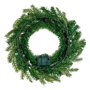 Achteraanzicht van een groene kunstkerstkrans met metalen frame, lichtsnoer en batterijhouder