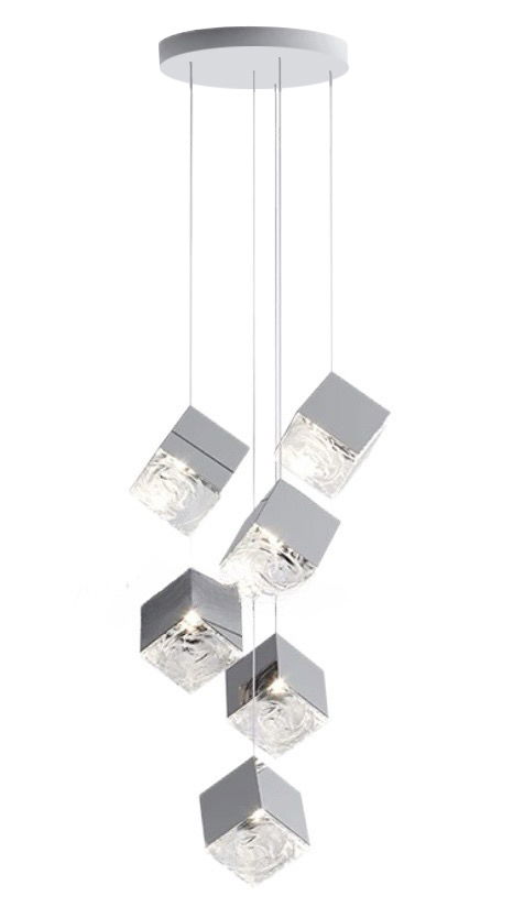 Moderne Hängeleuchte mit sechs würfelförmigen Leuchtelementen, von unten betrachtet.