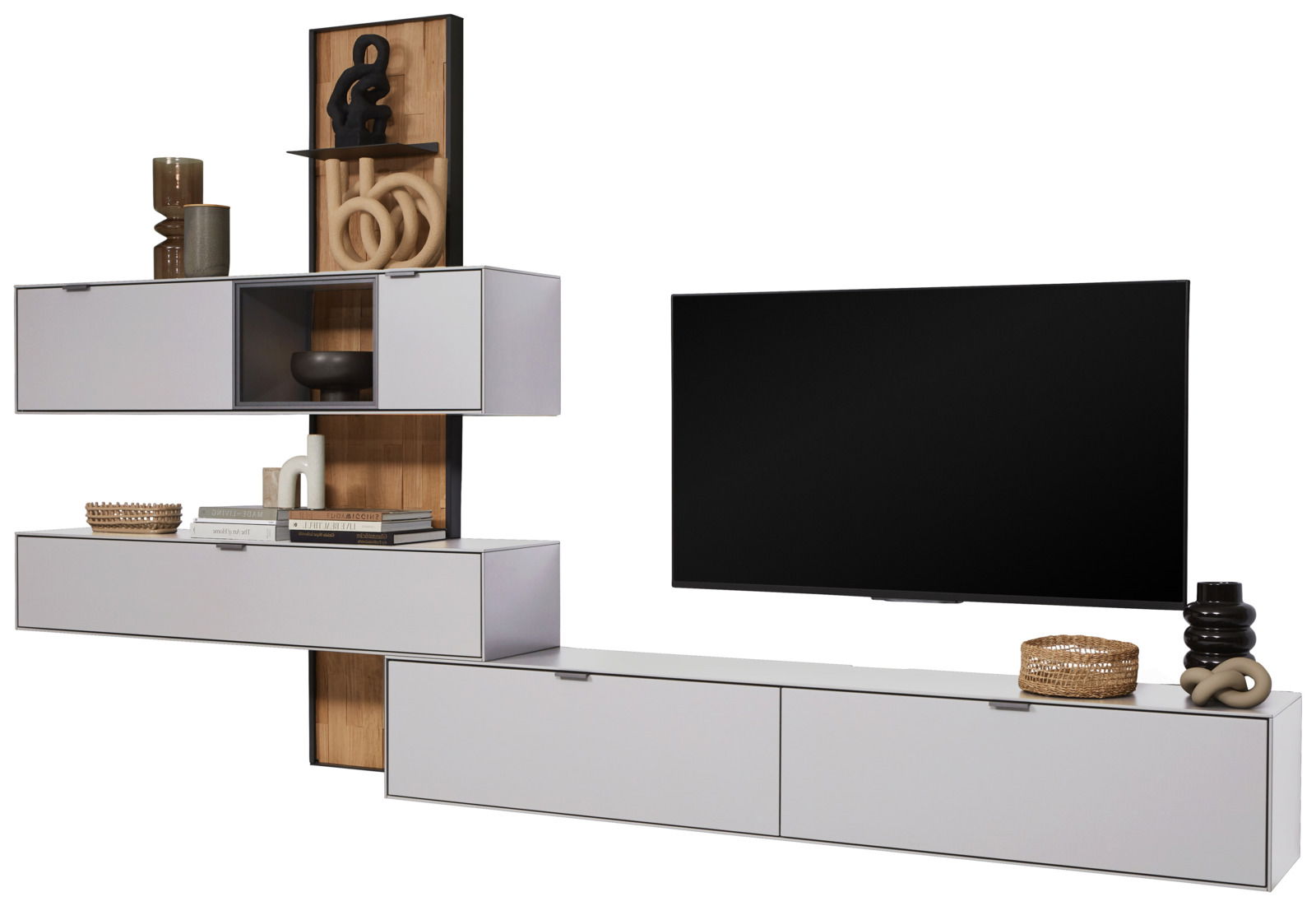 Moderne Wandkombination in hellem Grau mit mehreren Schränken und Regalen, dekoriert mit Büchern und Vasen, aus seitlicher Perspektive.