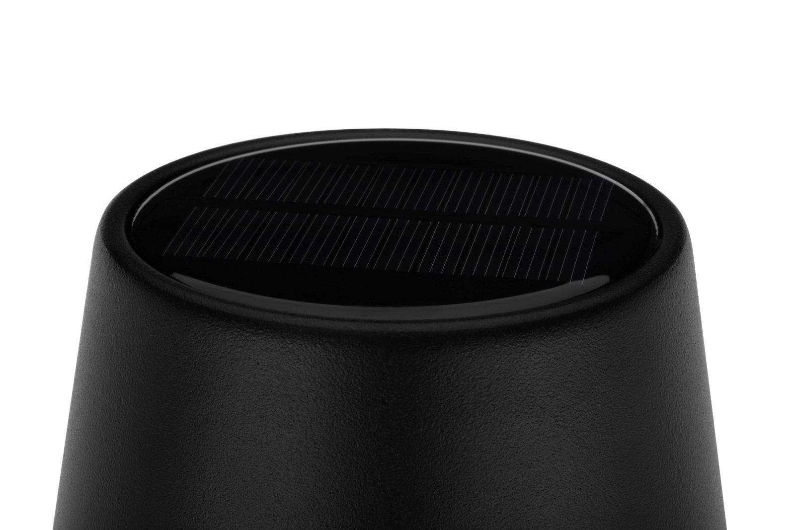 Nahaufnahme einer schwarzen Solarleuchte von oben, die das Solarpanel zeigt.