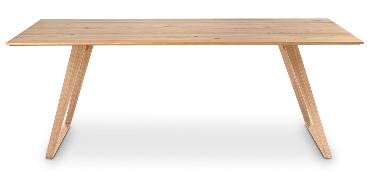 Esstisch aus Holz mit schrägen Beinen, frontal fotografiert.