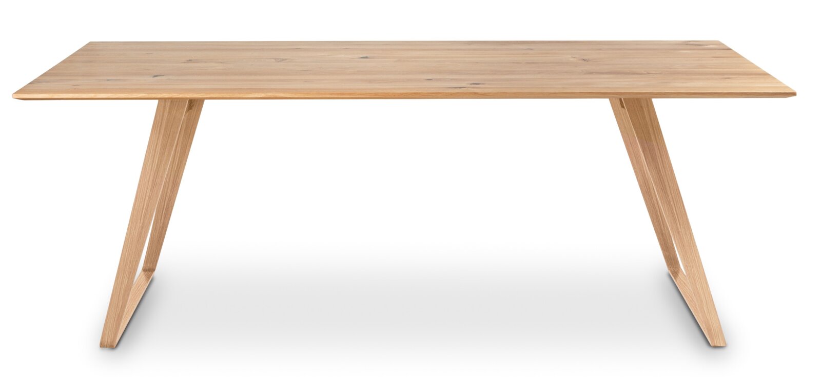 Houten eettafel met schuine poten, van voren gefotografeerd.