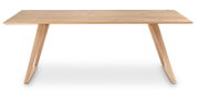 Houten eettafel met schuine poten, van voren gefotografeerd.