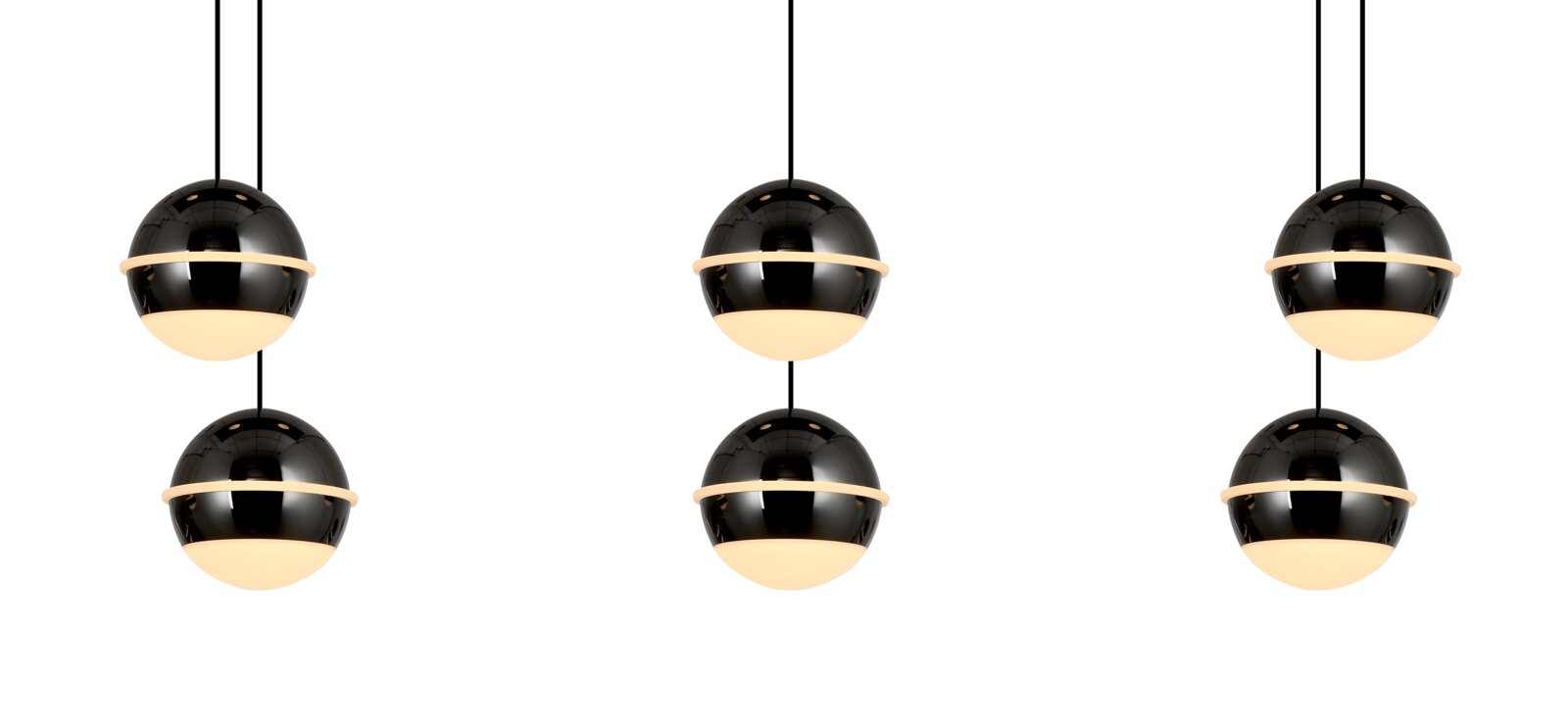 Drie moderne LED-hanglampen in bolvormig ontwerp, glanzend zwart met warmwitte verlichting, gezien van voren.
