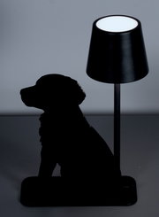 Schwarze Akku-Tischleuchte mit Hundesilhouette, seitliche Perspektive