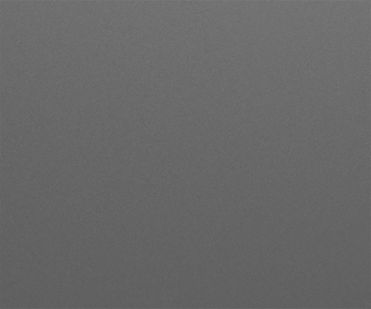 Nahaufnahme der Oberfläche eines Highboards in dunkelblauer Farbe