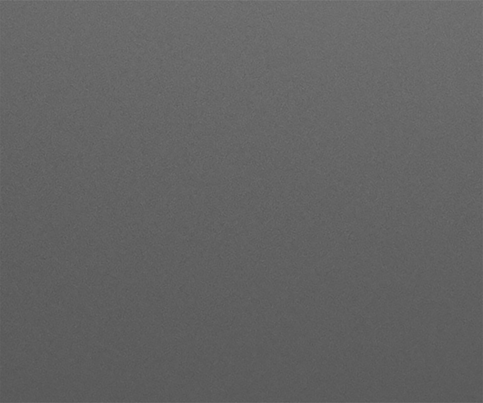 Nahaufnahme der Oberfläche eines Highboards in dunkelblauer Farbe