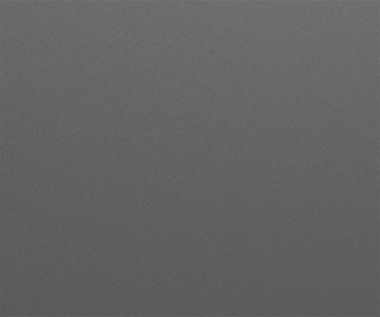 Nahaufnahme der Oberfläche eines Highboards in dunkelblauer Farbe