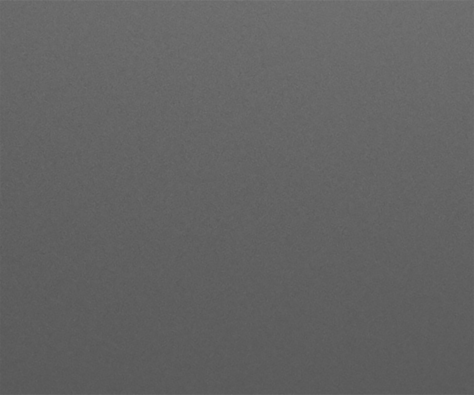 Nahaufnahme der Oberfläche eines Highboards in dunkelblauer Farbe