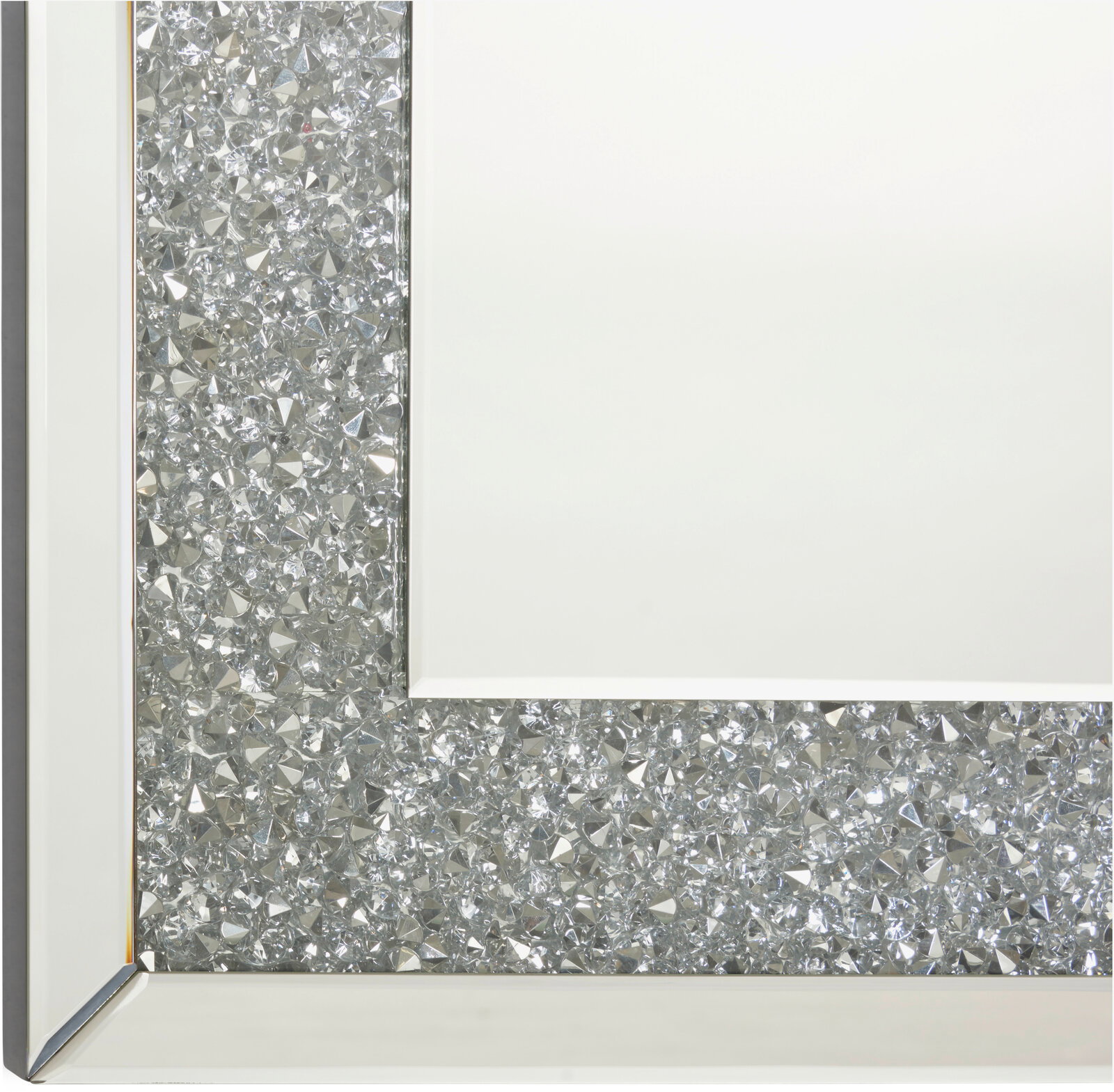 Nahaufnahme eines Spiegels mit funkelndem, silbernem Rahmen und klarer Spiegelfläche, perspektivisch von der Ecke aufgenommen.