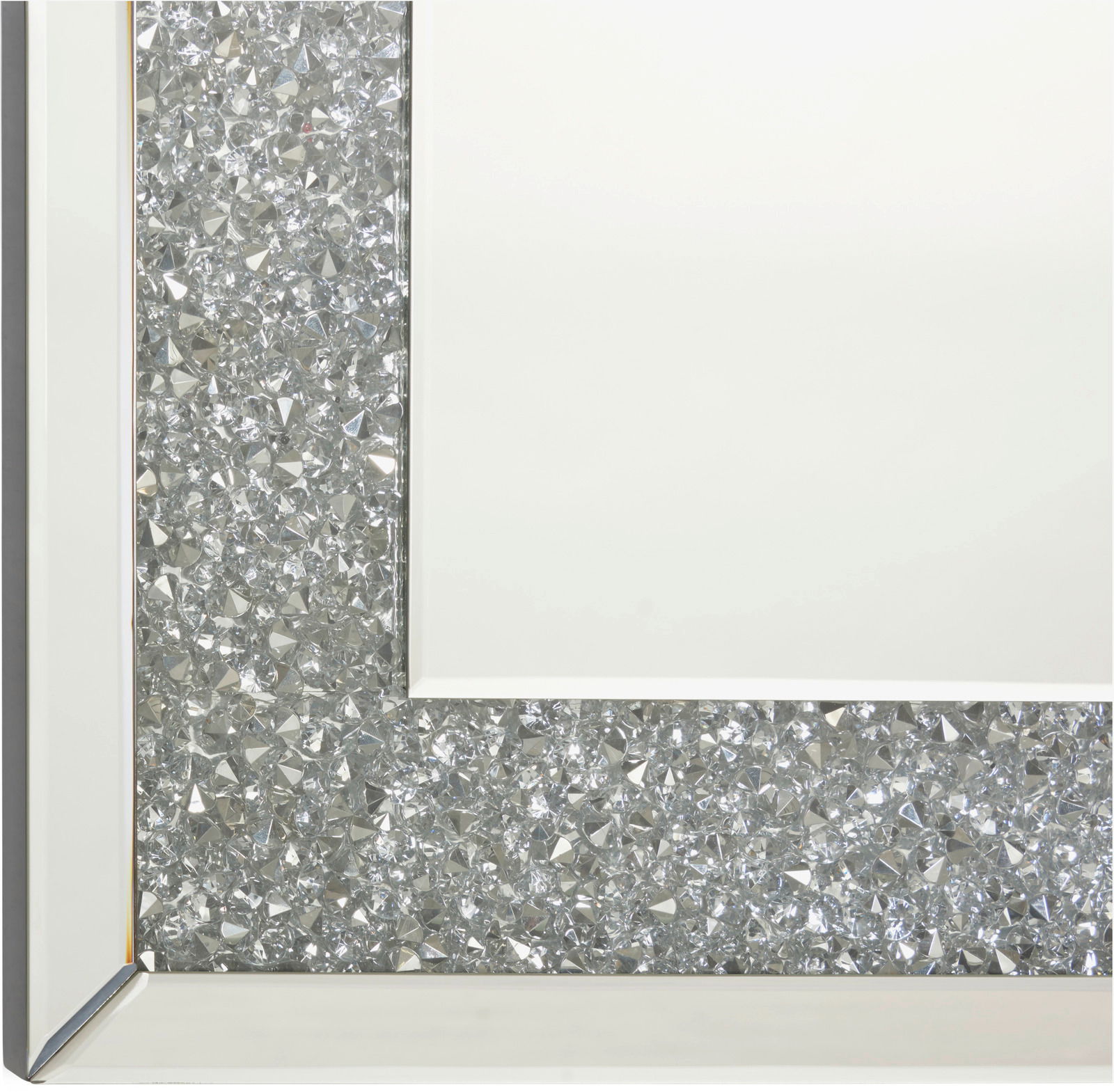 Nahaufnahme eines Spiegels mit funkelndem, silbernem Rahmen und klarer Spiegelfläche, perspektivisch von der Ecke aufgenommen.