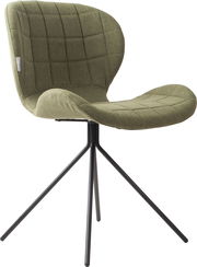 Moderner grüner Stuhl mit gepolsterter Sitzfläche und Rückenlehne, auf schwarzem Metallgestell, seitliche Perspektive