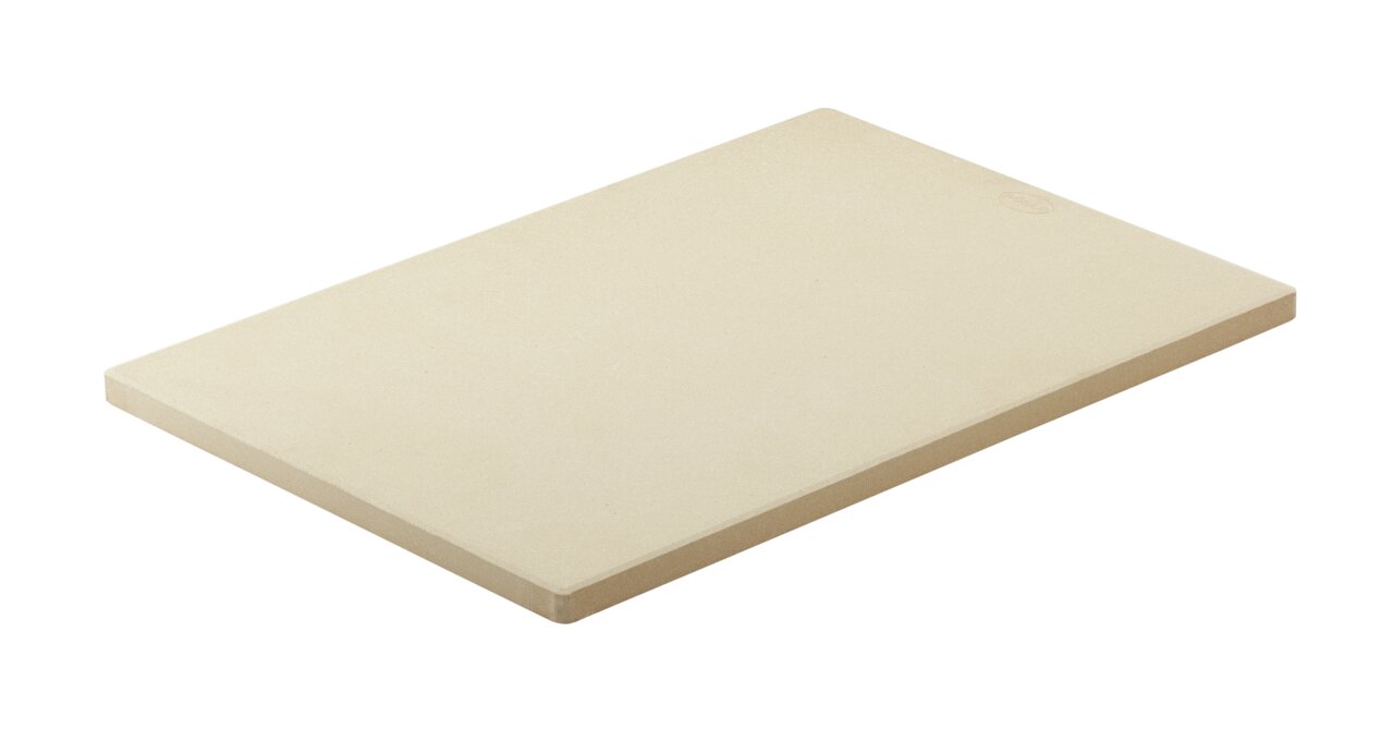 Rechthoekige pizzasteen van lichtgekleurd materiaal, schuin vanaf de zijkant gefotografeerd.