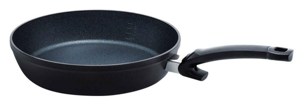 Pfanne Adamant Comfort 28cm, seitliche Perspektive, schwarze Antihaftbeschichtung, ergonomischer Griff