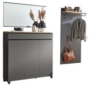 Garderoben-Set 3-tlg. in modernem Design, bestehend aus einem großen Spiegel, einem Schrank mit drei Türen und einer Wandgarderobe mit Ablage und Kleiderhaken. Perspektive: Frontalansicht.