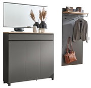 Garderoben-Set 3-tlg. in modernem Design, bestehend aus einem großen Spiegel, einem Schrank mit drei Türen und einer Wandgarderobe mit Ablage und Kleiderhaken. Perspektive: Frontalansicht.