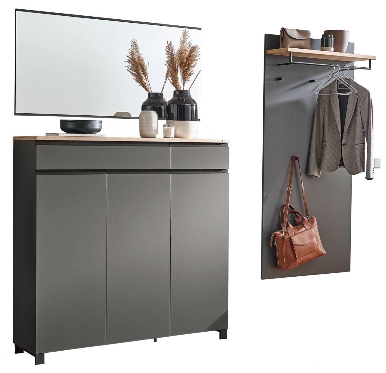 Garderoben-Set 3-tlg. in modernem Design, bestehend aus einem großen Spiegel, einem Schrank mit drei Türen und einer Wandgarderobe mit Ablage und Kleiderhaken. Perspektive: Frontalansicht.