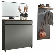 Garderoben-Set 3-tlg. in modernem Design, bestehend aus einem großen Spiegel, einem Schrank mit drei Türen und einer Wandgarderobe mit Ablage und Kleiderhaken. Perspektive: Frontalansicht.