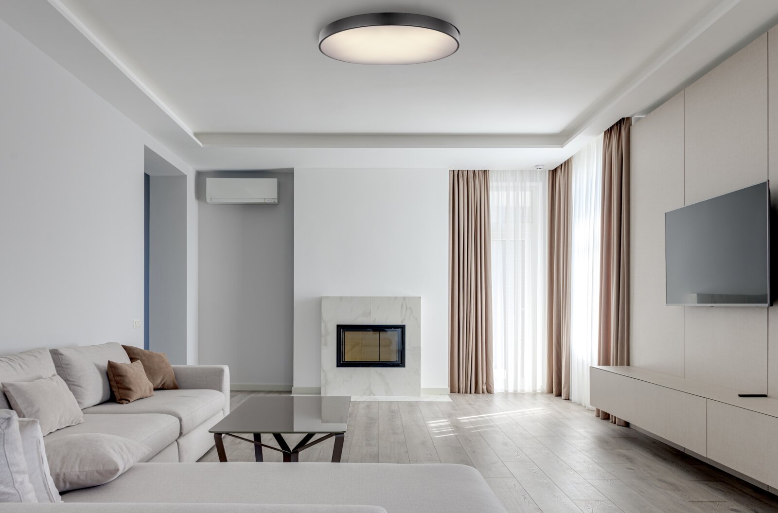 Moderne Deckenleuchte in einem stilvollen Wohnzimmer, von unten betrachtet.