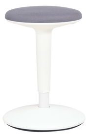 Moderner Sitzhocker mit grauer Sitzfläche und weißem Standfuß, seitliche Perspektive