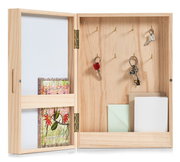 Holz-Schlüsselbox mit Whiteboard, geöffnet, zeigt Haken für Schlüssel und Fächer für Notizen, aus frontaler Perspektive.