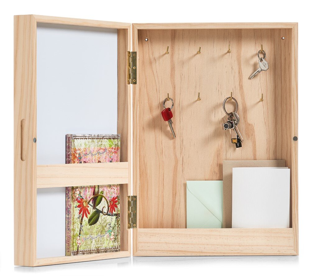 Holz-Schlüsselbox mit Whiteboard, geöffnet, zeigt Haken für Schlüssel und Fächer für Notizen, aus frontaler Perspektive.