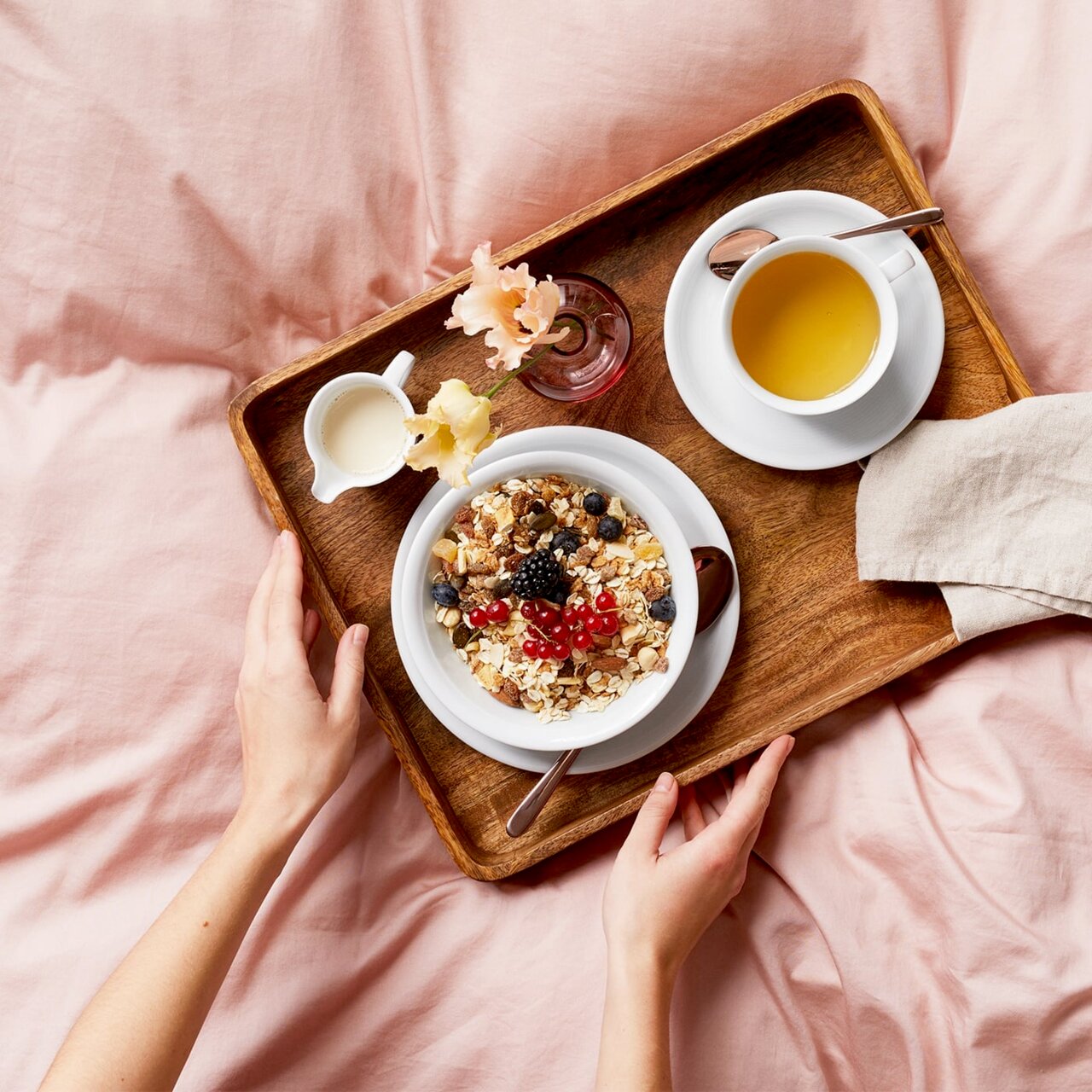 Thomas Kom TREND WEISS Frühstückstablett mit einer Schale Müsli, einer Tasse Tee und einer kleinen Milchkanne, von oben fotografiert.
