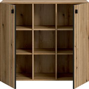 Offener Holzschrank mit zwei geöffneten Lamellentüren, schwarzem Griff und mehreren Regalfächern, Frontalansicht.