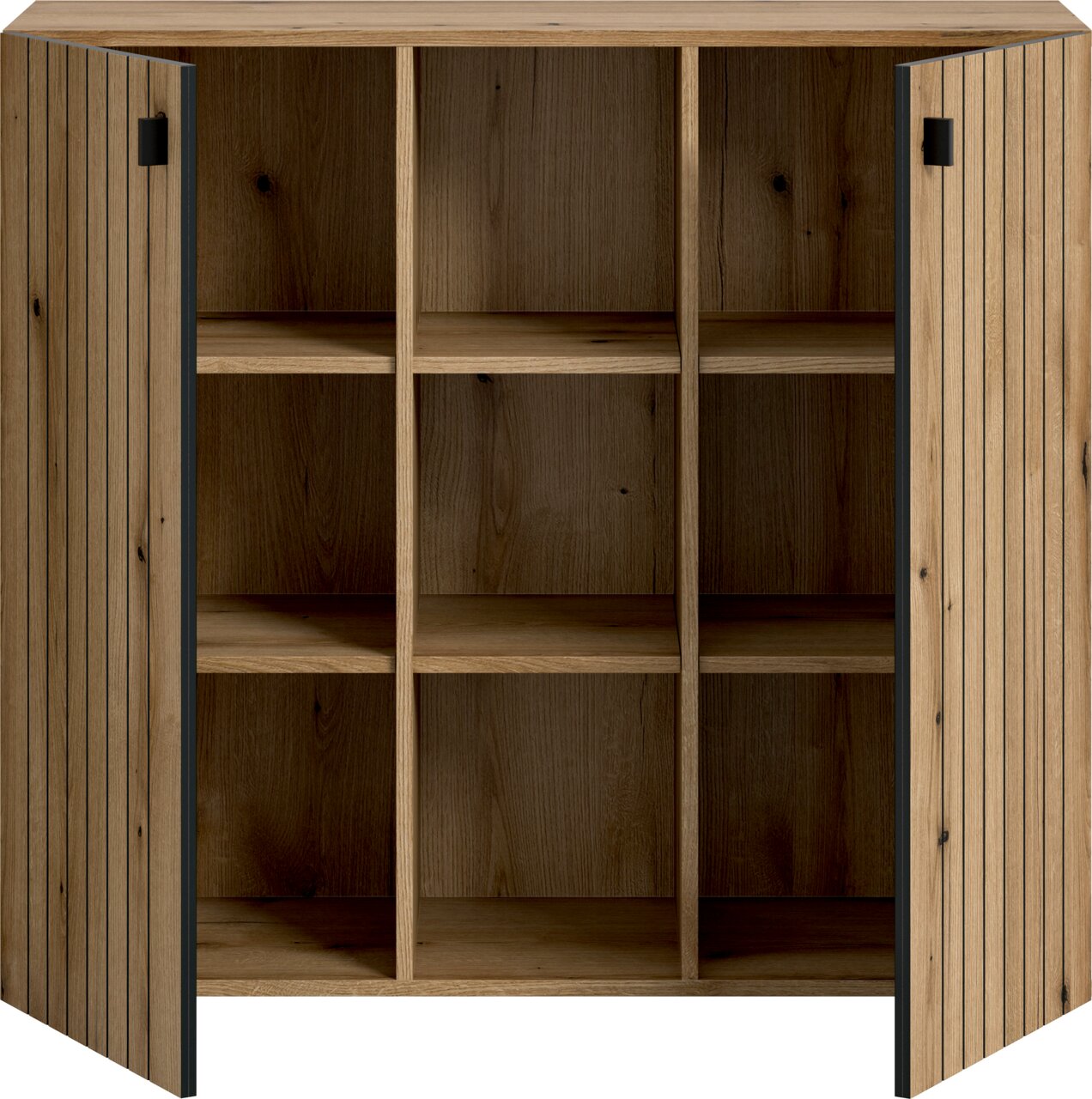 Offener Holzschrank mit zwei geöffneten Lamellentüren, schwarzem Griff und mehreren Regalfächern, Frontalansicht.
