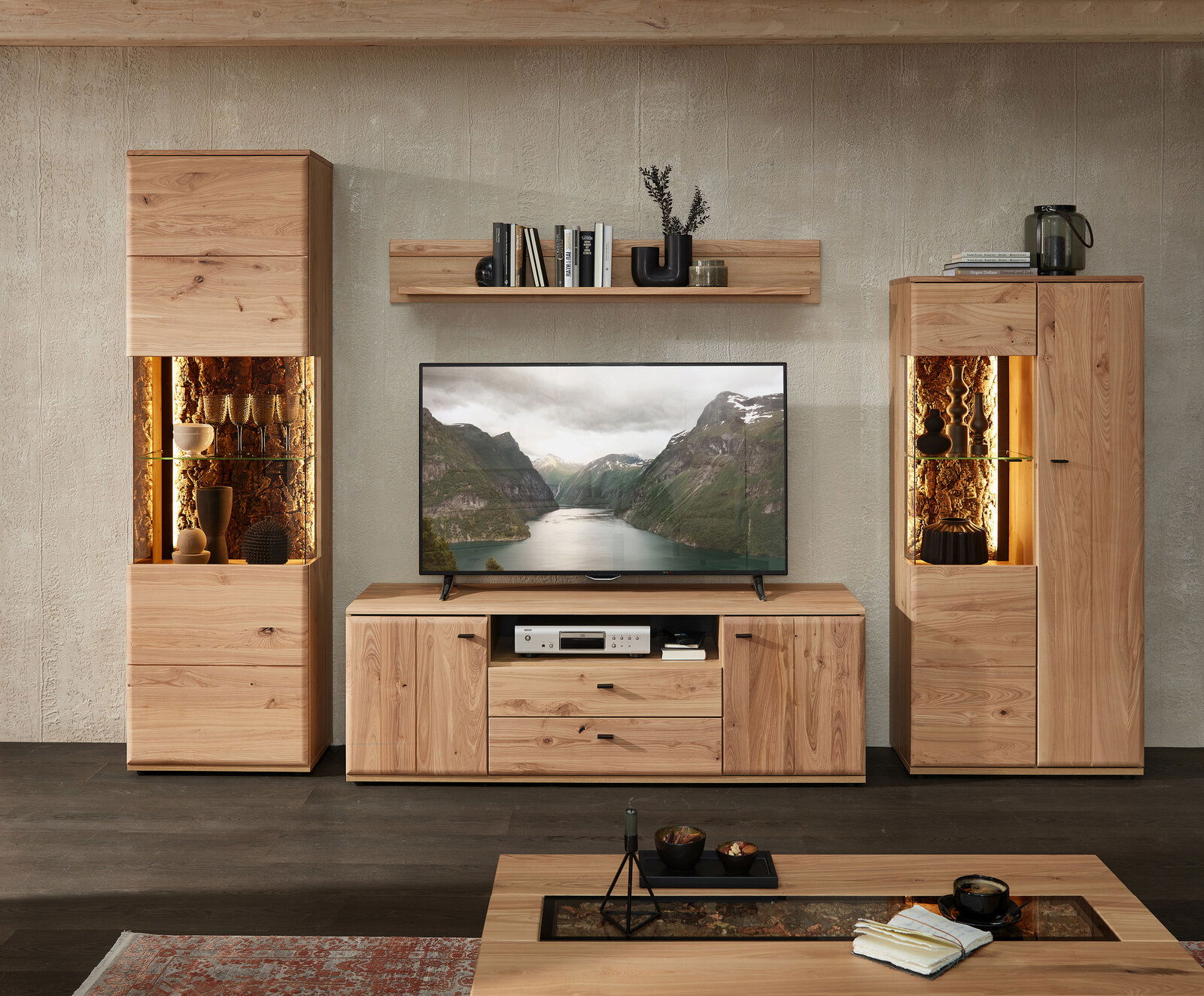 Cantus Wandkombination CALMERA Moderne Wandkombination aus Holz mit TV-Schrank, zwei Vitrinen mit Beleuchtung und einem Wandregal, frontal betrachtet.