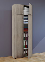 Hoher Mehrzweckschrank in heller Holzoptik mit vier Türen, eine Tür geöffnet und Innenfächer mit Boxen, gefalteter Kleidung und Ordnern sichtbar; Frontansicht leicht von rechts (3/4-Perspektive).